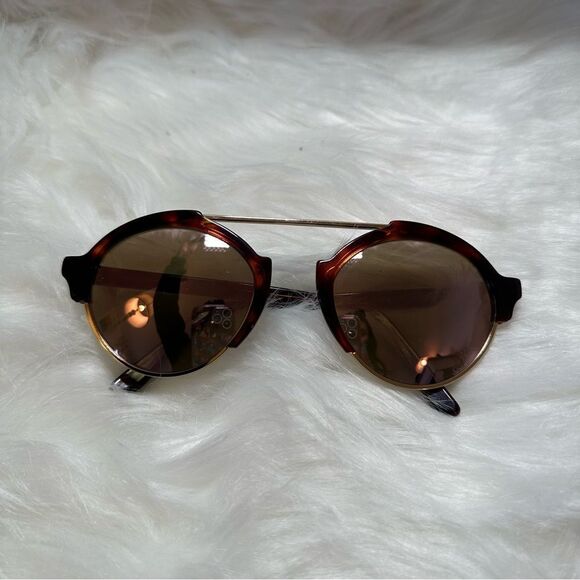 Illesteva Milan III Sunglasses main image 8